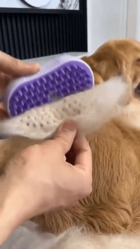 Pelos sendo retirados facilmente da escova PetLiss